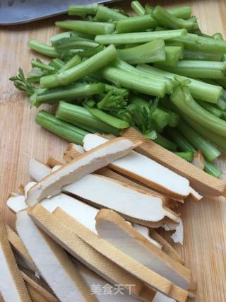 Stir-fried Wormwood Stalks Fragrant and Dried recipe