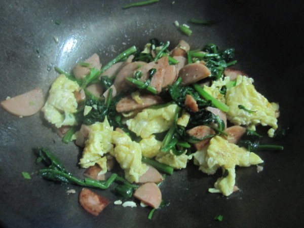 Scrambled Eggs with Spinach Sausage recipe