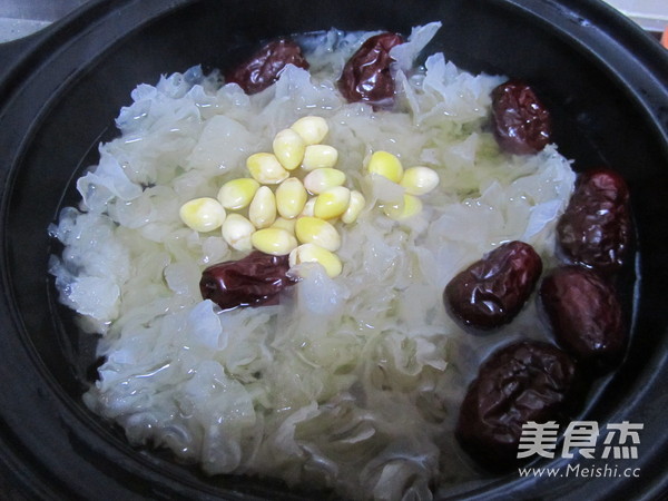 White Fungus, Red Dates and Autumn Pear Soup recipe