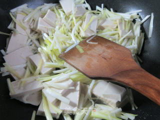 Stir-fried Thousand Page Tofu with Leek Sprouts recipe