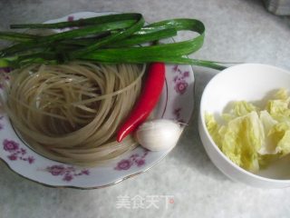 Stir-fried Vetch Noodles with Sour Cabbage recipe