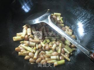 Stir-fried Peanuts with Wild Bamboo Shoots recipe