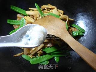 Stir-fried Bamboo Shoots with Pork Belly and Snow Peas recipe