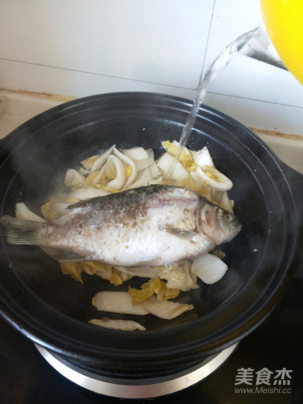 Sauerkraut Crucian Fish Soup recipe