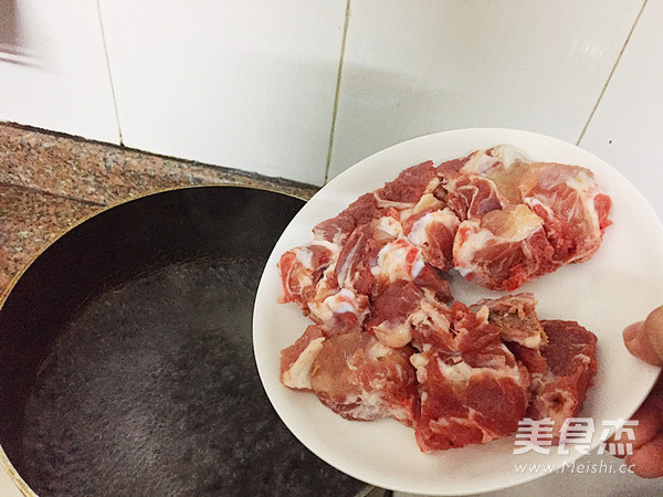 Stewed Pork Bone Soup with Longan and Radish recipe