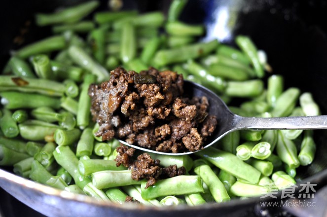 Braised Noodles with Minced Pork and Beans recipe