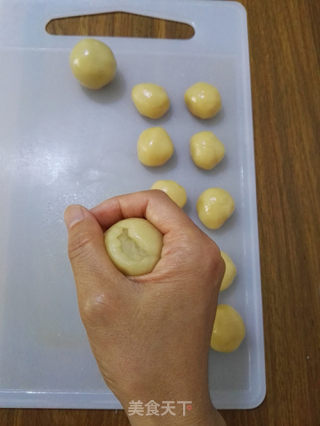 Cantonese-style White Bean Paste Moon Cakes recipe