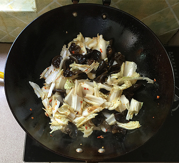 Stir-fried Black Fungus with Chinese Cabbage recipe