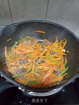 Stir-fried Beef with Carrots and Green Peppers recipe