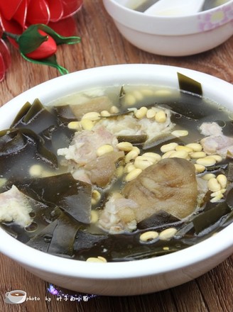 Braised Pork Knuckles with Seaweed and Soybeans
