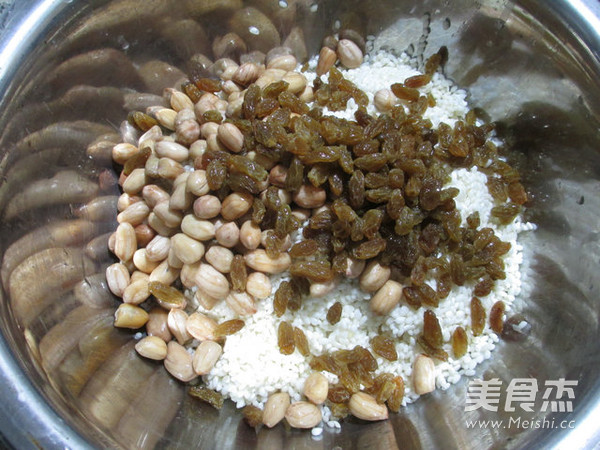 Glutinous Rice Dumplings with Peanuts and Raisins recipe