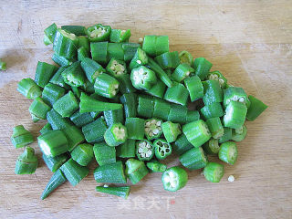 Stir-fried Okra with Mashed Chicken with Nuts recipe