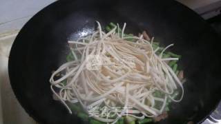 Braised Noodles with Beans recipe