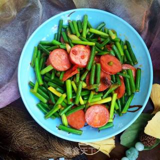 Sausage Fried with Garlic Moss recipe