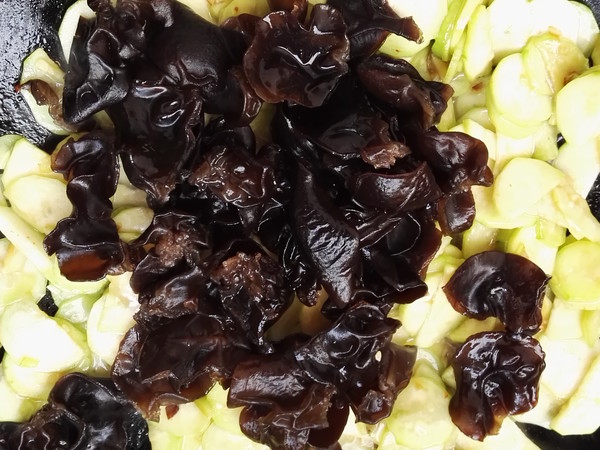 Stir-fried Loofah with Black Fungus recipe