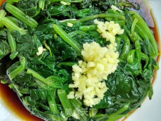 Freshly Prepared Cold Dish at Noon: Spinach in Ginger Sauce; Refreshing Vegetable Dish: Stir-fried Shrimp Skin with Winter Melon recipe