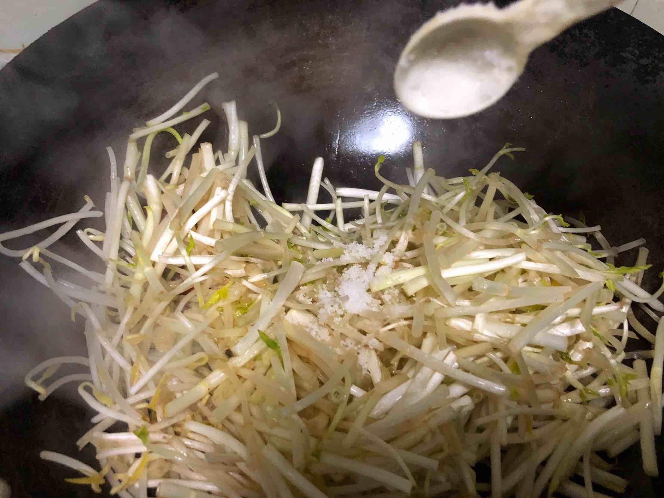 Stir-fried White Celery with Bean Sprouts recipe