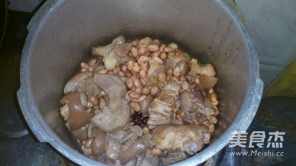 Baked Pork Trotters with Peanuts recipe