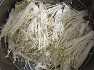 Stir-fried Enoki Mushroom with Chopped Pepper recipe