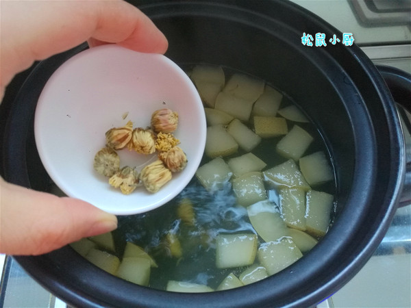 Chrysanthemum Boiled Pear Water with Rock Sugar recipe