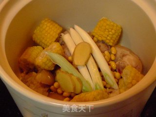 The More You Drink, The More Beautiful Winter Soup Pot----soybean Corn Hoof Soup recipe