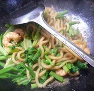 Fried Udon Noodles with Shrimp and Parsley recipe