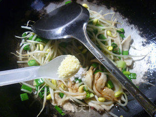 Stir-fried Soybean Sprouts with Garlic and Soy Protein recipe