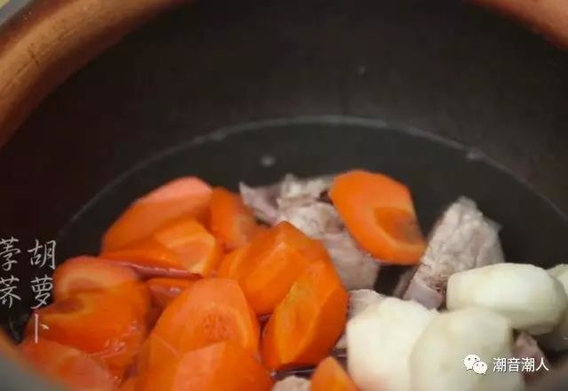Carrot and Water Chestnut Pork Bone Soup recipe