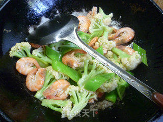 Stir-fried Cauliflower with Shrimp and Green Pepper recipe