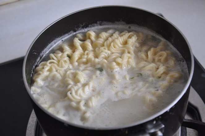 #中卓牛骨汤面# Potato Silk Instant Noodles Double Fight recipe