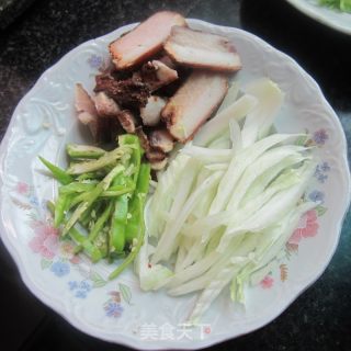 Stir-fried Bacon with Green Pepper and Cabbage Stem recipe