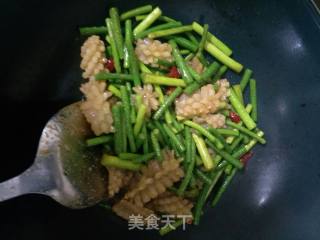 Stir-fried Eye Fish Flower with Garlic Sprouts recipe