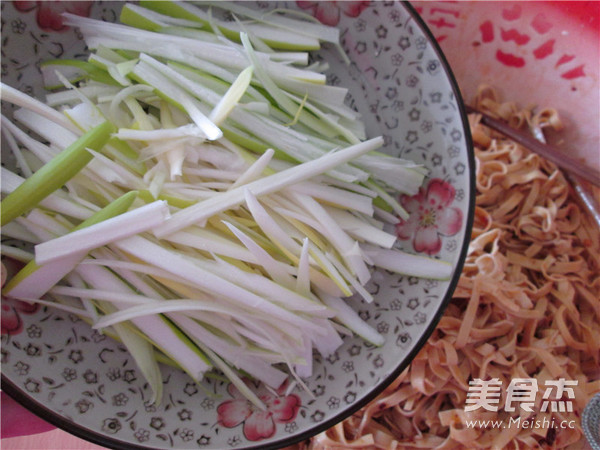 Dried Shredded Tofu with Scallions recipe