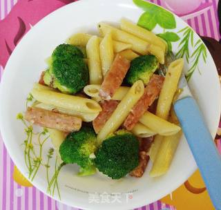 Baby's Dinner-luncheon Meat and Broccoli Stir-fried Macaroni recipe