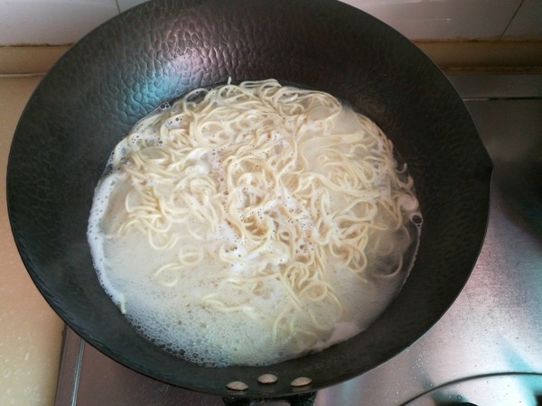 Noodles with Garlic Scallop Sauce recipe