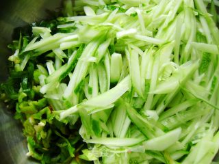 Home-cooked Staple Food-stuffed Buns with Cucumber and Green Pepper recipe