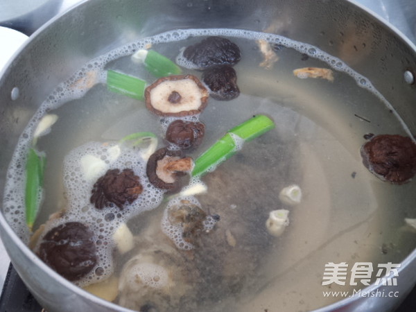 Silver Bud Shiitake Mushroom Crucian Fish Soup recipe