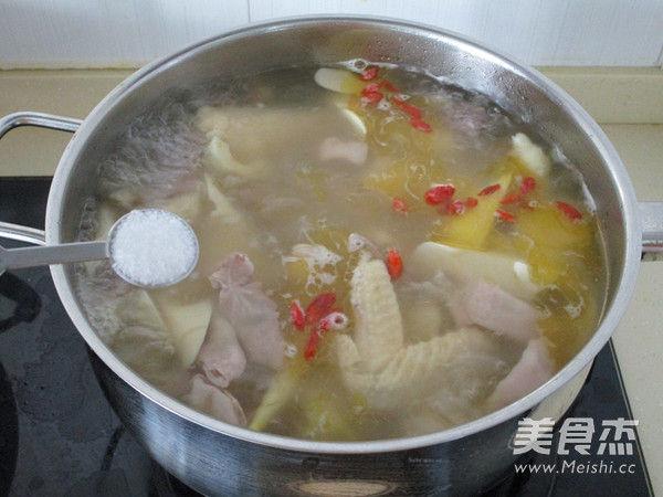 Pork Belly and Bamboo Shoots Stewed Chicken recipe