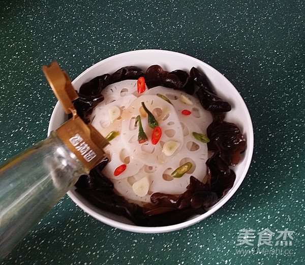 Sour and Spicy Fungus Mixed with Lotus Root Slices recipe