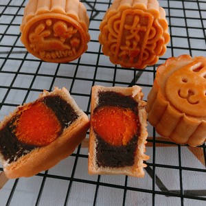 Cantonese-style Bean Paste Egg Yolk Mooncakes (super Detailed Steps, Suitable for Novices) recipe