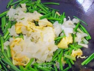 Stir-fried Eggs with White Fungus and Leek Moss recipe