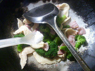 Stir-fried Broccoli with Bacon and Soy Protein recipe