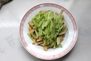 It’s Hot, Let’s Have Some Appetizer-parsley Mixed with Dried Bean Curd recipe