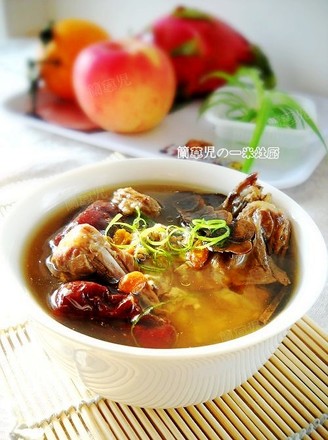 Stewed Pigeon with Qi Jujube and Ganoderma Lucidum recipe