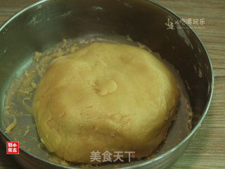 Cantonese-style Lotus Seed Paste Moon Cake recipe