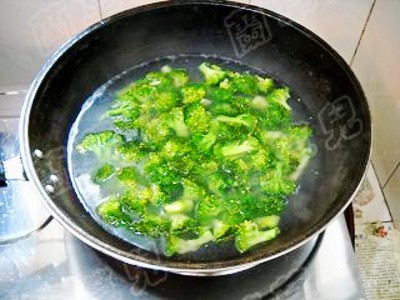 Griddle Broccoli and Lotus Root Slices recipe