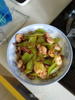 Fried Shrimp with Lettuce and Walnut recipe