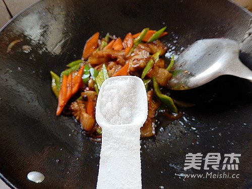 Stir-fried Pork Belly with Carrots and Green Peppers recipe