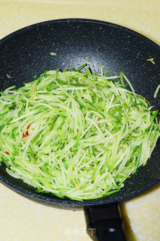 【shredded Radish Fried Shrimp Skin】--a Simple, Fresh and Nutritious Dish recipe