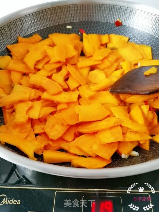 Stir-fried Pumpkin with Leek Flowers recipe